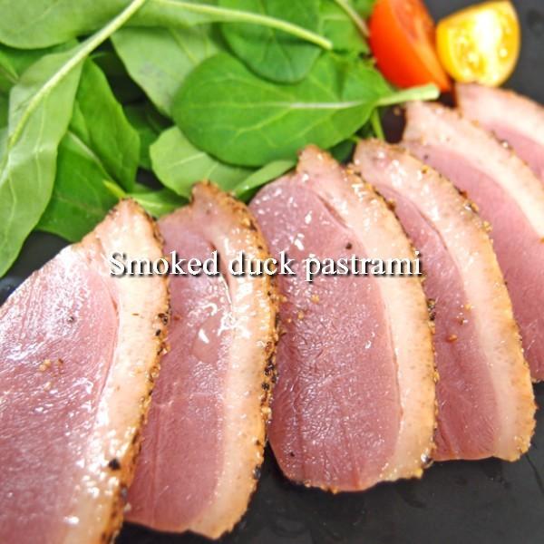 合鴨パストラミ1本200g Duck smoked pastrami 黒胡椒香る合鴨パストラミ。オードブル　パーティにいかがでしょうか♪　かも肉