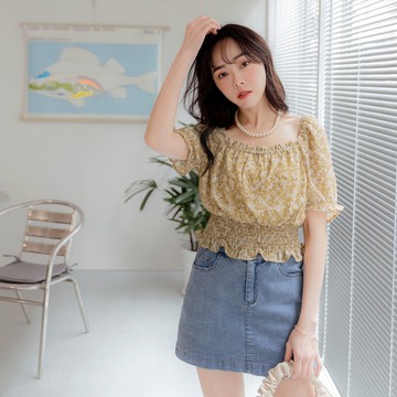 OB嚴選 短版碎花方領鬆緊收腰荷葉澎袖上衣 《AB17096》