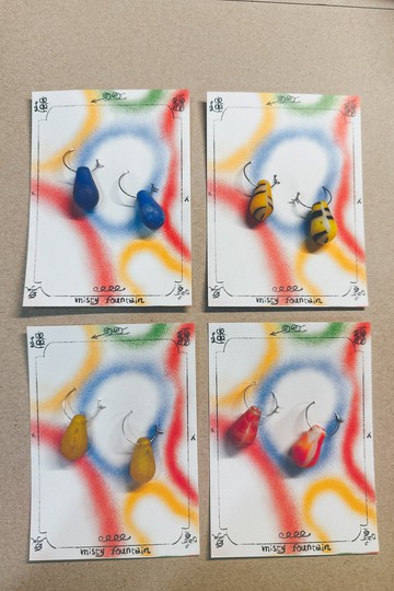 One Of A Kind 系列飾品。玻璃水滴耳環