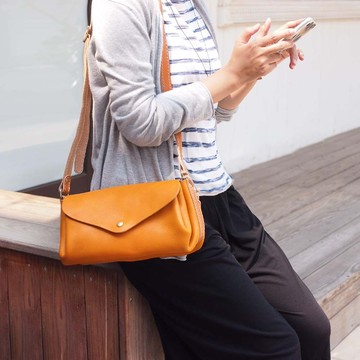 CHAM｜日系職人手工 典雅植鞣牛革摺邊側背包 - 深藍色