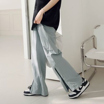 OB嚴選中大尺碼-撞色滾邊防水拉鍊下襬開衩長褲《BA7424》