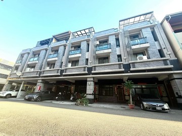 大雅精選|上楓商圈 輕屋齡臨路透天｜前院停車｜台中市大雅區雅楓街
