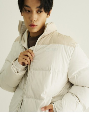 輕量保暖中性高領拼色羽絨外套(米白)-中性