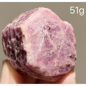 天然紅剛玉原礦｜共生黑雲母｜礦標級收藏｜未經加工｜天然變質岩系｜收藏標本