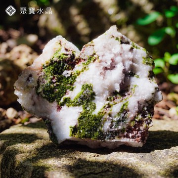 【夢幻綠簾石 - 桃花仙境】水晶擺件 原礦收藏 聚寶盆 風水 招財 開運 能量石 直播 聚寶水晶