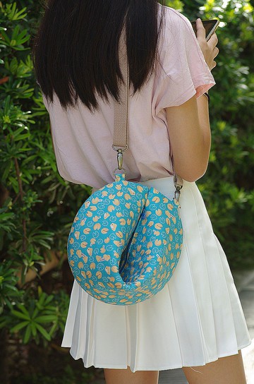 【超大斜背幸運籤餅】直徑22公分/磁鐵開合/雙拉鍊/手機行動電源