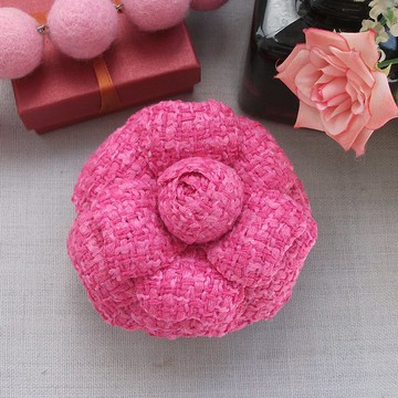 粉色布藝山茶花胸針