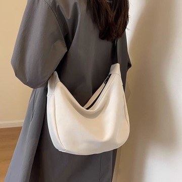 包包女新款2024休閑運動帆布包大容量通勤斜挎包高級感百搭餃子包