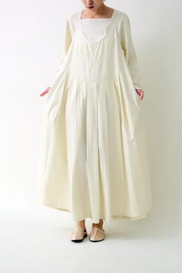 川 衣 WEAR BEING  琵琶袖袈裟百摺洋裝  米白