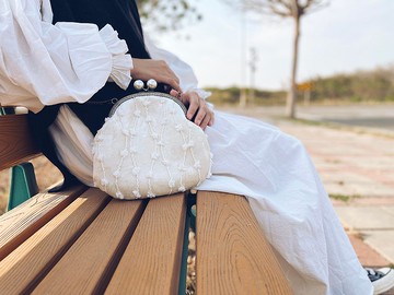 |毛絨絨棉花田| 米黃/果綠兩色斜背鏈條 圓珠口金包 斜背包