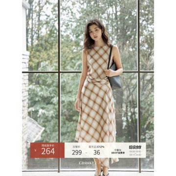 (免運)GINNKEE 復古格紋天絲無袖掐腰連衣裙女夏季不規則設計感格子長裙
