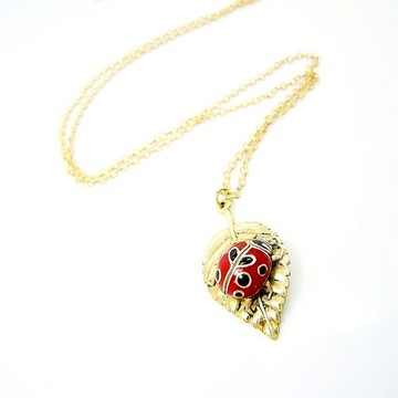 黃銅葉吊墜上的瓢蟲、搖桿首飾、頭骨首飾、騎自行車的人首飾