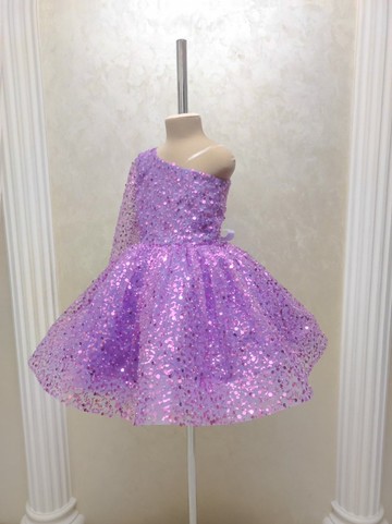 適合任何活動的閃亮連身裙 上面繡有珠子和亮片