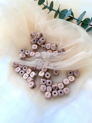 英文櫸木珠。搭配吊飾