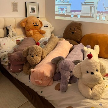 臺灣/✨ 床上公仔 公仔 可愛粉豬狗狗毛絨公仔臥室床頭靠墊陪睡玩偶沙發長條抱枕生日禮物