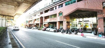 臨88快速道六和路上低總價店面住家*賠售*｜高雄市大寮區六和路
