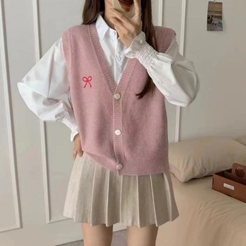 La Belleza時尚減齡蝴蝶結刺繡針織背心+白色排釦小喇叭襯衫兩件式