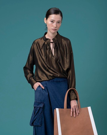 UUIN _ 咖啡金繫帶小高領上衣