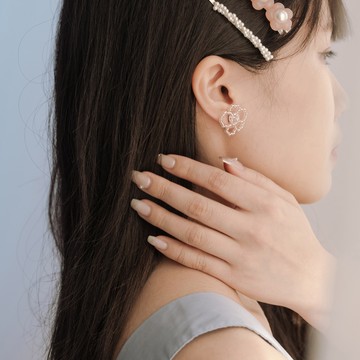 串珠花朵設計耳針式耳環 三色售