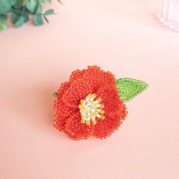 山茶花珠繡胸針
