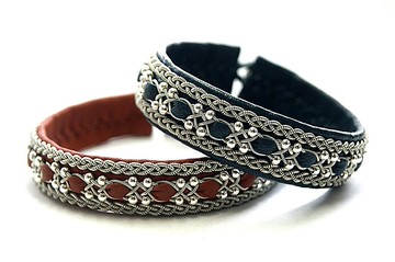 女式黑色皮革手鐲。 斯堪的納維亞風格的珠寶。 時尚手鐲