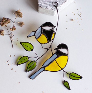 鸟山雀在树枝上。 窗户装饰。 黄色针锋相对太阳捕手