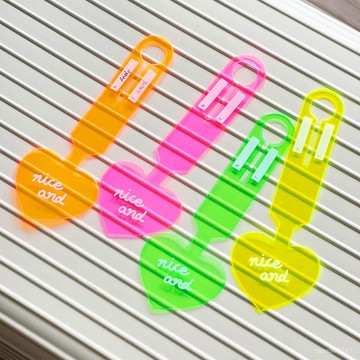 好貨下殺🌈吊牌 旅行吊牌 ins熒光行李牌旅行箱吊牌識牌託運防丟標簽識別掛牌出差旅行標記 5RLJ