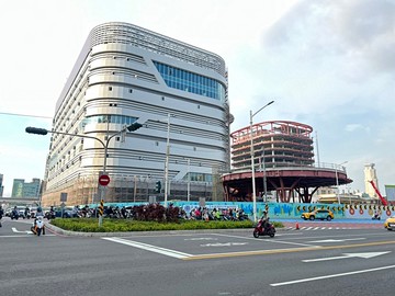 高雄火車站前★市中心★三角窗透天4樓金店｜高雄市新興區同愛街