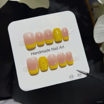 ➕最新設計款穿戴甲💅【奶黃波點】夏日清新短款嫩黃波點法式甜美俏皮日常顯白手工美甲短方穿戴甲 KULF