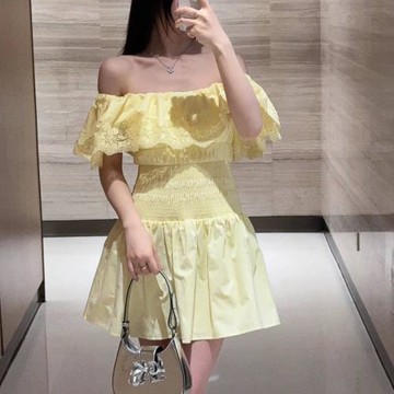 【6折清倉】SP24春夏一字荷葉肩黃色刺繡鏤空收腰短款連衣裙【元