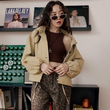 OB嚴選-立領排釦拉鍊腰抽繩風衣外套《EA3810-》