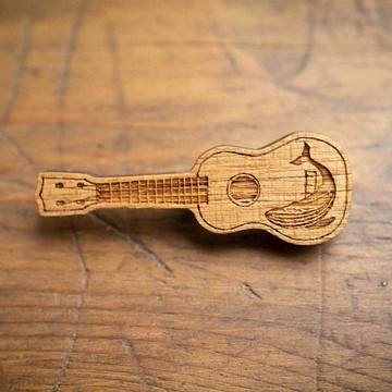 【木 tch】胡桃木・胸針 ukulele (載著夢想跳躍) 烏克麗麗