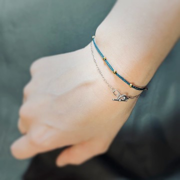 小心機 - 極細孔雀藍黃銅珠伸縮繩結編織蠟線手環 藍綠色極簡繞旋