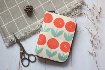 手作短夾包。千日紅