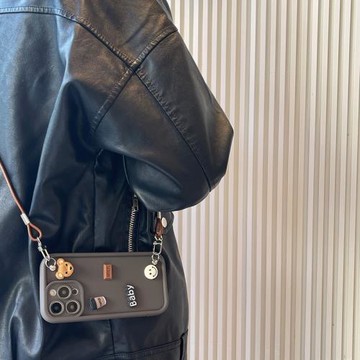 立體卡通咖啡小熊適用蘋果iphone17promax新款16卡通皮繩13斜挎15手機殼12背帶11全包14掛脖16pro防摔XR軟殼