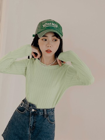 短版圓領微透肌坑條針織長袖上衣