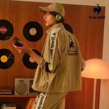 【LE COQ SPORTIF 法國公雞】男款風衣卡其色防潑水防風外套LWW61261