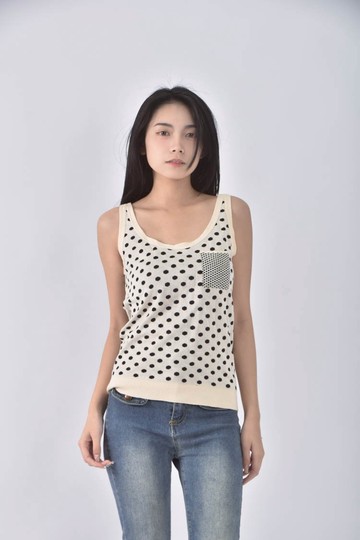 (S) 點點白色上衣