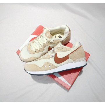 【逢甲 FUZZY】W Nike Venture Runner 奶茶 沙色 焦糖 卡其 紅勾 火星 DM8454-105