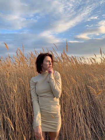 米色高領連衣裙。溫暖的及膝緊身連衣裙。女士合身迷你連衣裙