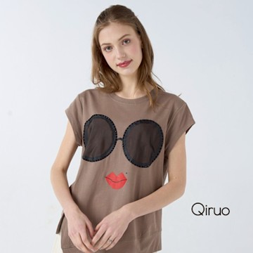 【Qiruo 奇若】春夏專櫃深咖上衣8125A-80  大眼墨鏡紅唇設計