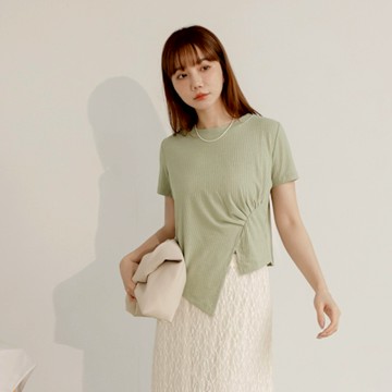 OB嚴選-細膩坑條腰抓褶不規則下襬短袖上衣《AB18787-》