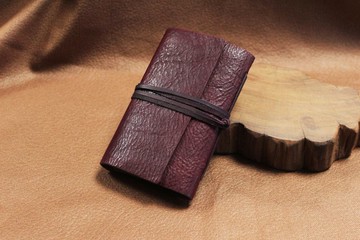 【城市說夢人 】皮革筆記本 線裝書 手工書 ∣紅色款∣ 綁帶書