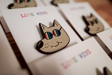 LOVE IS LOVE 彩虹狗金屬別針