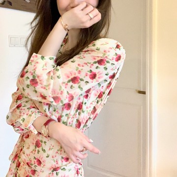 早春新款溫柔純欲風短款高級感小眾設計氣質碎花粉紅色連衣裙子女