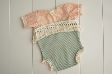 新生女孩米色和綠色蕾絲照片道具連身衣。褶邊連體衣第一張圖片