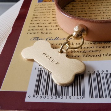 【客製化禮物】高質感黃銅狗骨頭造型英文電話名牌│2mm超厚實