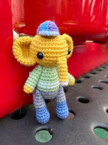 戴帽子的黄色小象