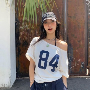 【美式復古】84號字母印花斜肩短袖T恤女 2026夏 寬鬆百搭 學生潮 ins 韓版顯瘦 純欲氣質上衣 小個子 日系T恤