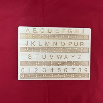 ✅【盲人凸點字母數字運筆板】🪵 木材質兒童練字專用 盲文字母表觸摸設計 學習輔助耐用便攜 台灣出貨